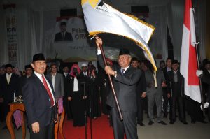 Usai dilantik Ketua ICMI Malut mengangkat bendera Pataka ICMI