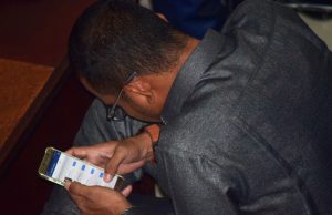 Sidang Paripurna, Anggota DPRD Haltim Asik Main Ponsel