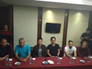 Jumpa Pers, Walikota Ternate Beri Ariel Noah Batu Bacan