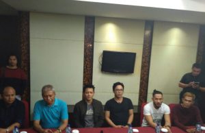 Jumpa Pers, Walikota Ternate Beri Ariel Noah Batu Bacan