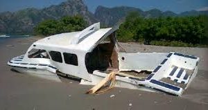 Speed Boat Vs Perahu Motor 3 Penumpang Dirawat