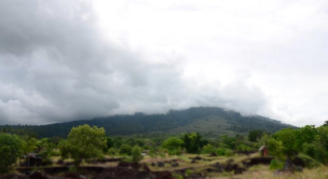 Gunung Gamalama Keluarkan Hembusan Dengan Abu Vulkanis Tipis