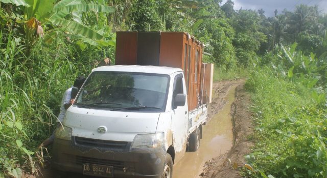 Jalan Rusak di Oba Selatan Ancam Keselamatan Warga
