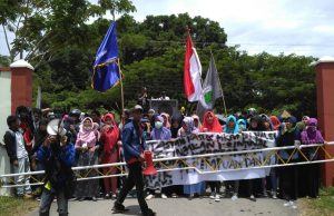 Rekan di Aniaya Mahasiswa STAI Alkhairat Demo Polres Halsel