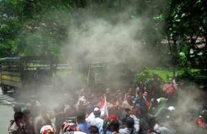 Aksi Warga Habibi Tolak Bantuan Rumah Ricuh