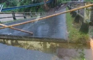 Hujan Deras Jembatan Penghubung Putus