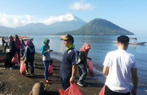 Bersih-bersih Pantai ala BNNP Malut