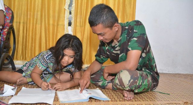 SATGAS TMMD 99 Halbar Mendadak Jadi Guru