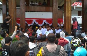 Lurah Bastiong Karance Didemo Warganya