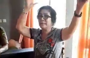 Truk Terbalik, Nenek Cantik Ancam Polisikan Pemerintah Daerah