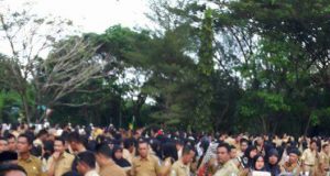 Aksi Bupati Halsel Pimpin Massa Galang Dana untuk Rohingya