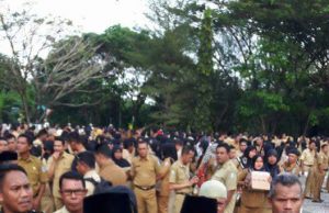 Aksi Bupati Halsel Pimpin Massa Galang Dana untuk Rohingya