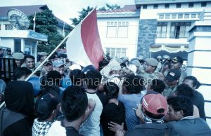 Aksi Unjuk Rasa Terkait Isu Pemberhentian Honorer di Morotai Berakhir Ricuh