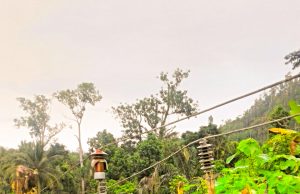 Tiang PLN Saketa Ancam Warga