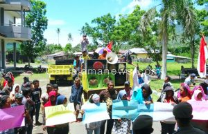 Ketua BPD Desa Tuguraci Didemo Warga