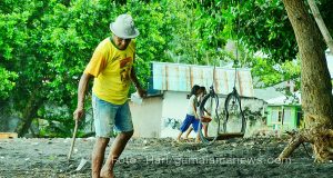 Abas Masud Setia Merawat Pantai Ake Rica
