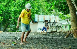 Abas Masud Setia Merawat Pantai Ake Rica