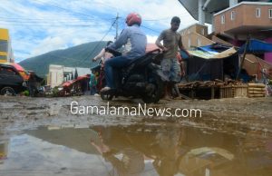PUPR di Demo, Kadis Optimis Sebelum Desember Jalan Ternate Beach Selesai