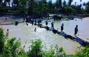 Swadaya Masyarakat Bangun Jembatan Darurat