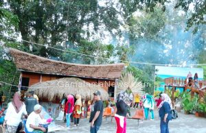 Rumah Adat Papua Sedot Perhatian Warga Halsel