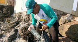 Deputi SDM Ipek dan Budaya Menko Maritim dan Peserta WIFT Bersihkan Sampah di Pantai Toboko