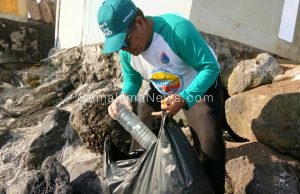 Deputi SDM Ipek dan Budaya Menko Maritim dan Peserta WIFT Bersihkan Sampah di Pantai Toboko