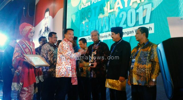 Walikota Ternate Terima Penghargaan Kota Layak Pemuda