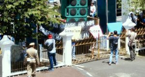 Warga Tarau Tersinggung, Kantor Walikota di Demo