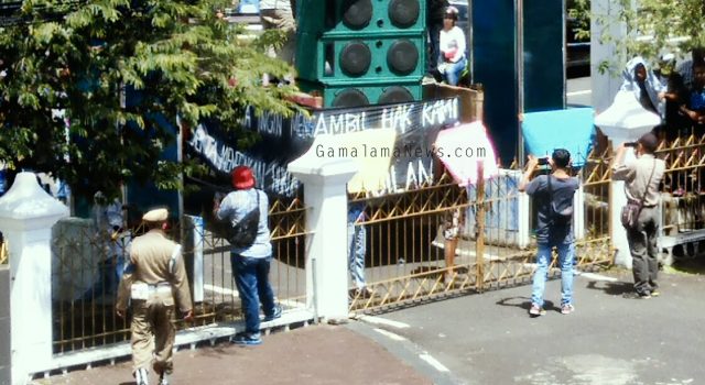 Warga Tarau Tersinggung, Kantor Walikota di Demo