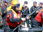 Dengan Mata Tertutup, Pasukan Koloni Bongkar Pasang Senjata