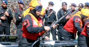 Dengan Mata Tertutup, Pasukan Koloni Bongkar Pasang Senjata