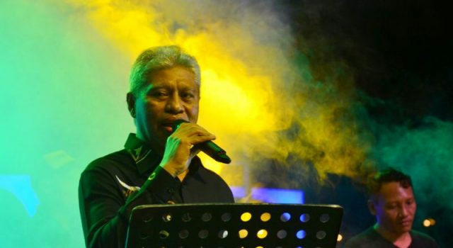 Walikota “Ditodong” Sumbangkan Lagu