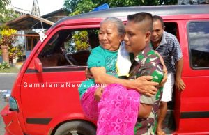 Nenek Umur 70 Tahun Di Gendong Prajurit Banau untuk Pergi Berobat
