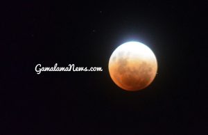 Antusias Masyarakat Menikmati Super Blue Blood Moon di Ternate