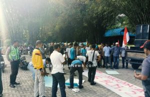 Kades Se-Halsel Menuntut Gaji