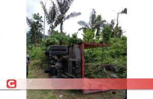 Mobil Diduga Milik Pemkab Halsel Mengangkut Massa Kampanye AGK-YA Terbalik