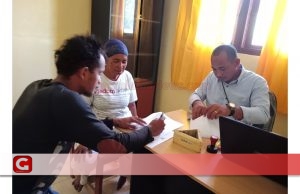 Kades Marabose Bagi-Bagi Kartu KHS