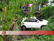 Diduga Pengemudi Ngantuk, Mobil Terjun dan Terperosok ke Dalam Kali Mati