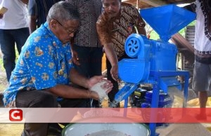 Kelompok Tani di Gurabati dapat Bantuan Mesin Giling