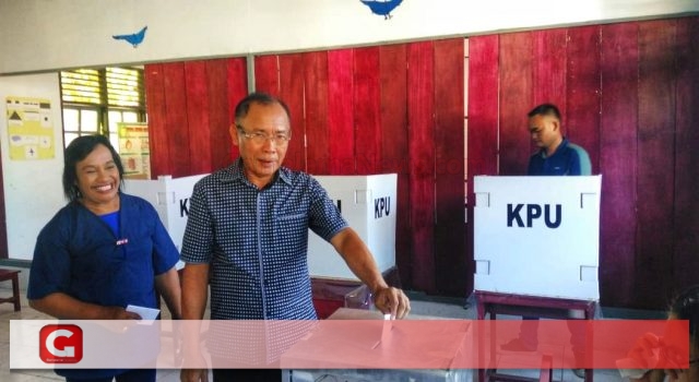 Mencoblos di TPS 4 Desa Gura, Frans Manery bersama Isteri “Baku Sedu” dengan KPPS