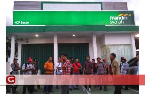 Gaji Belum Dibayar, Kades Se Halsel Antri di Luar Bank