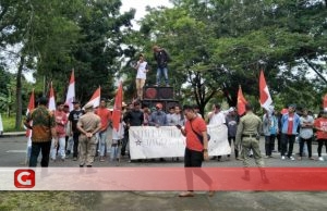 Hari Pertama Berkantor, Pemda Halbar di Demo GPPR Malut