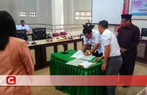 Sekretaris DPRD Halut Resmi Diserahterimakan dari Joseph Papilaja ke Judihart Noya