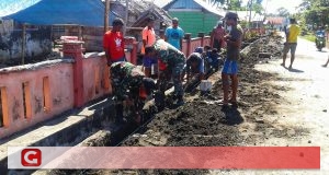 Personel Koramil Bere-bere Bersama Warga Bersihkan Saluran Drainase