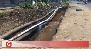 Diduga Ulah Kontraktor, Pipa Induk Rusak, Pasokan Air ke Warga Perumahan Kalipitu Terganggu