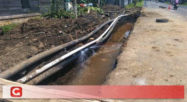 Diduga Ulah Kontraktor, Pipa Induk Rusak, Pasokan Air ke Warga Perumahan Kalipitu Terganggu