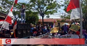 Tolak Reklamasi, Warga Darpan dan KMPB Kepung Kantor DPRD
