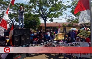 Tolak Reklamasi, Warga Darpan dan KMPB Kepung Kantor DPRD