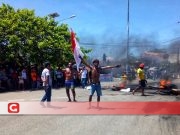 Warga Darpan Demo, Massa Aksi Lakukan Pembakaran Di Jalan Raya