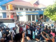 Ratusan Masyarakat dan Pihak Keluarga, Jemput Jenazah Herman Sikumbang